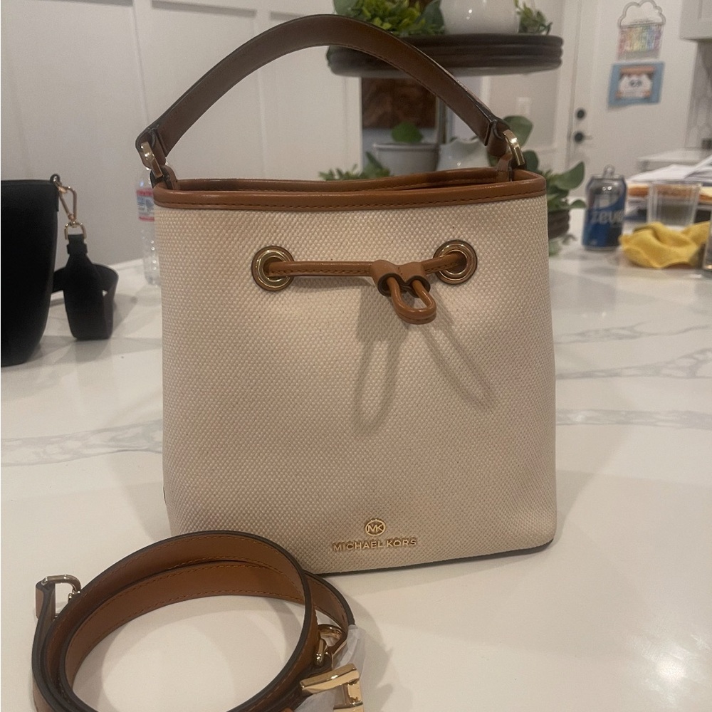 Michael Kors Suri Bucket Handbag Purse Crossbody Messenger Cream Leather Trim
